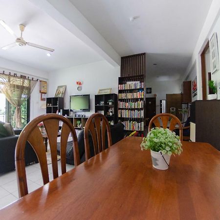 Poni Homestay Muara Εξωτερικό φωτογραφία