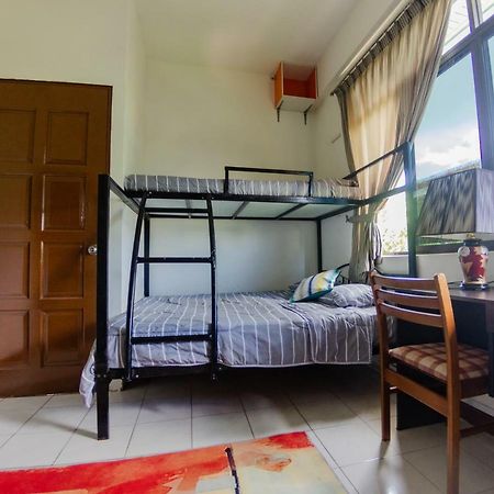 Poni Homestay Muara Εξωτερικό φωτογραφία