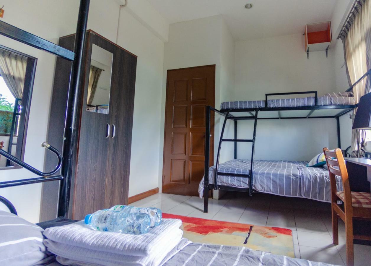 Poni Homestay Muara Εξωτερικό φωτογραφία