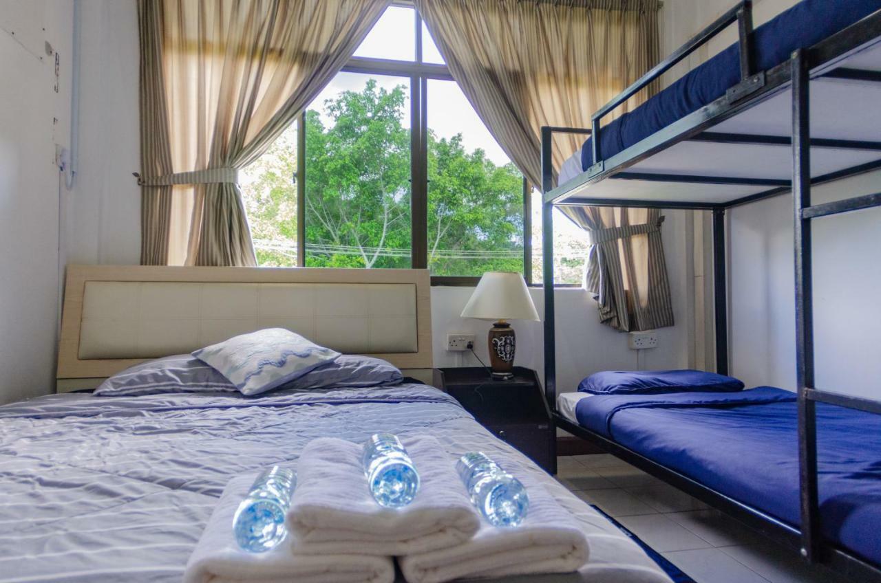 Poni Homestay Muara Εξωτερικό φωτογραφία